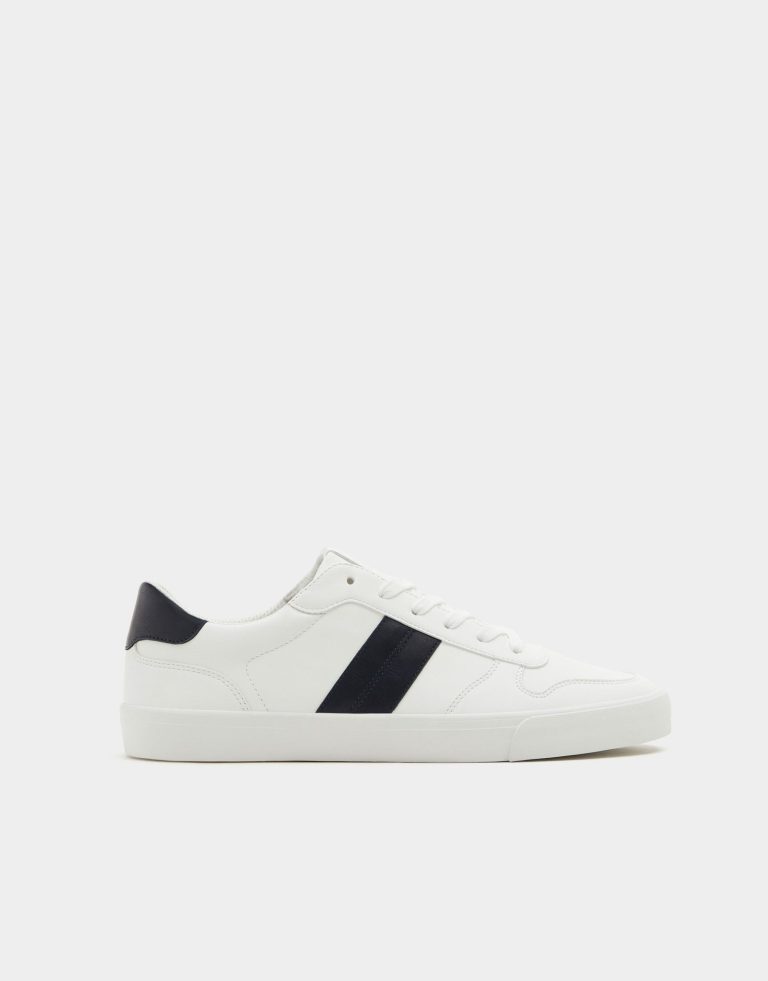 Sneakers with stripe